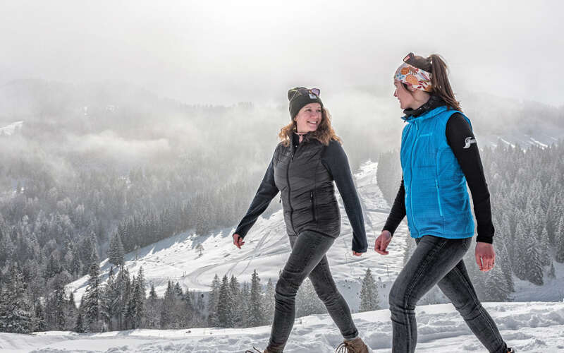 Winterwandern in der verschneiten Landschaft von Oberstaufen.