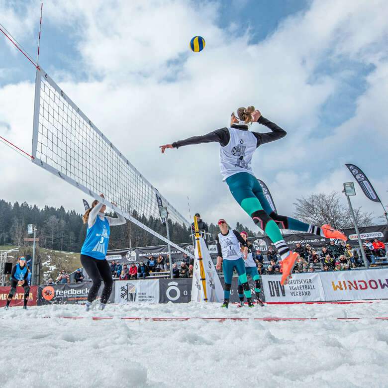 Volleyballerinnen im Schnee auf dem Feld beim Snow-Volleyball in Oberstaufen.