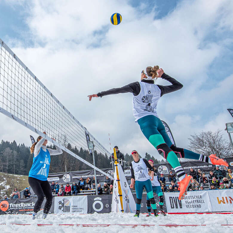 Spiel der Frauen bei den Snowvolleyball Championships im Oberstaufen PARK