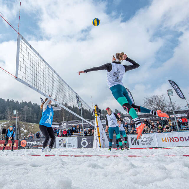 Snovolleyball Match auf dem Center Court im Oberstaufen PARK