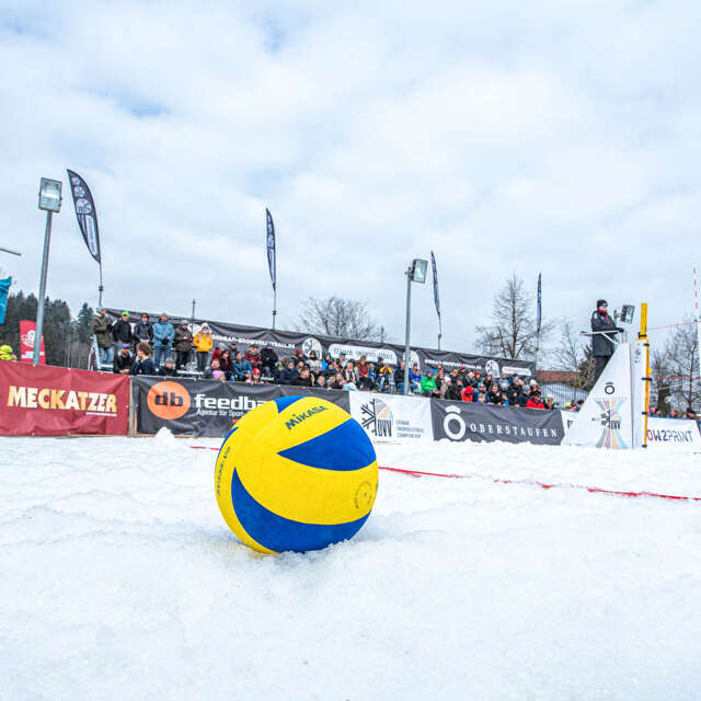 Volleyball liegt im Schnee.