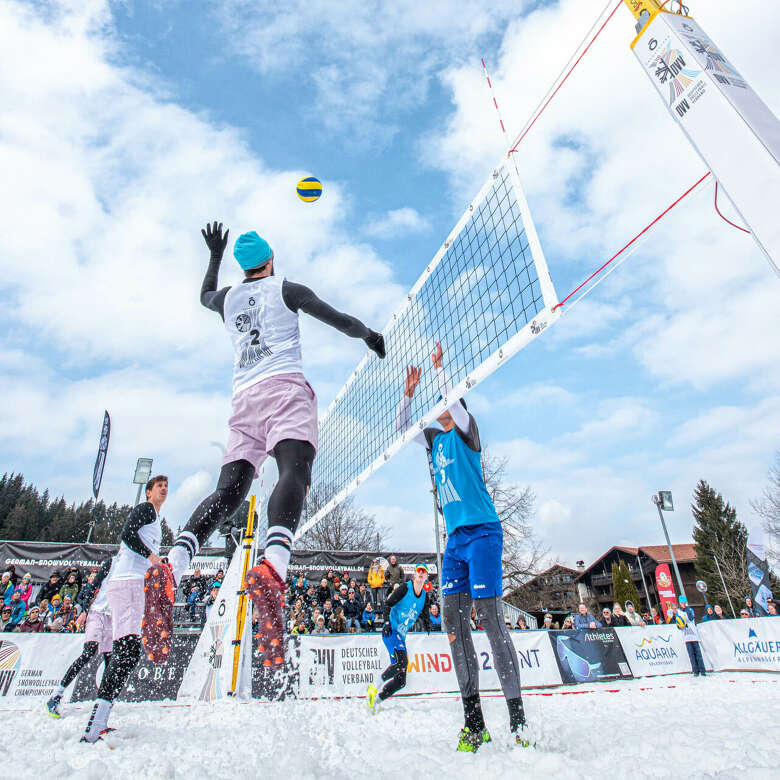 Volleyballspieler beim Snowvolleyball in Oberstaufen