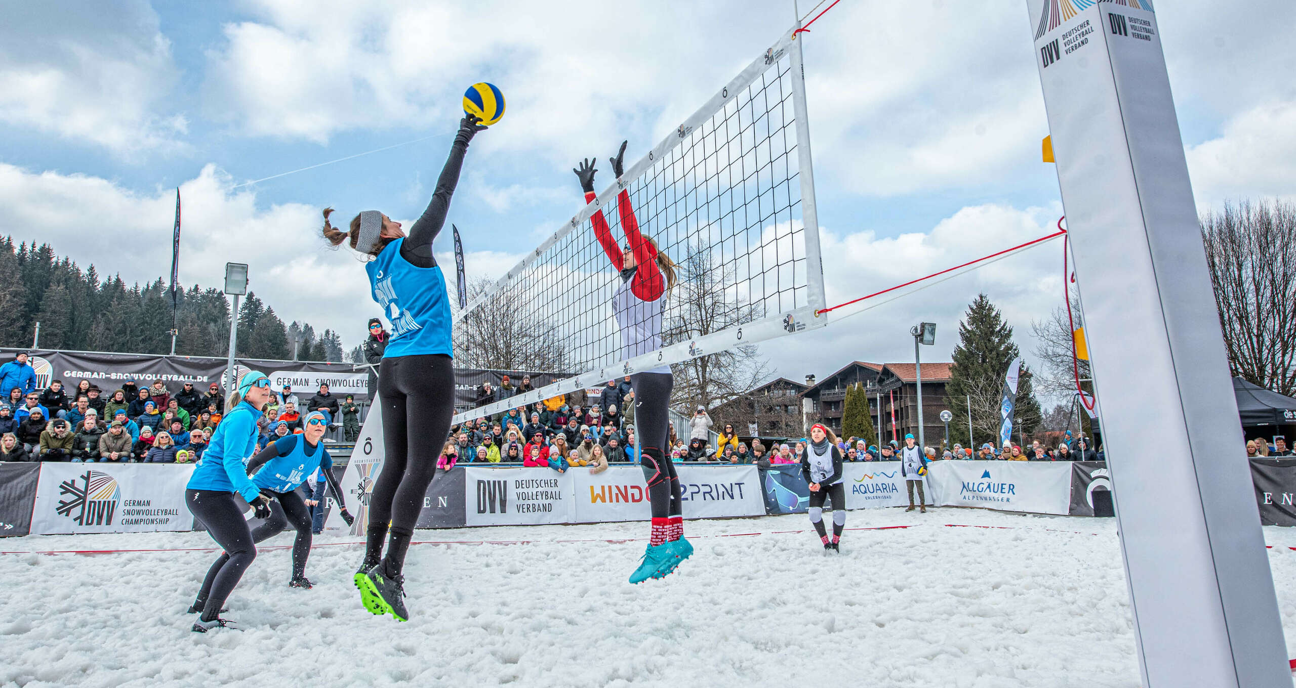 Volleyballerinnen spielen in Oberstaufen ein Snowvolleyball Turnier