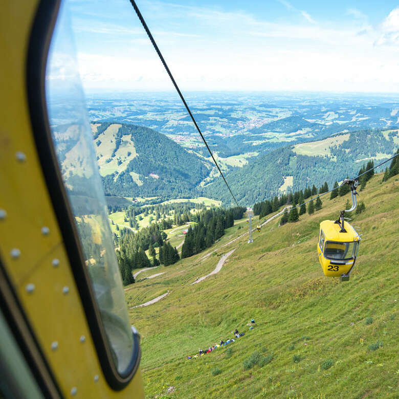 Blick aus der Hochgratbahn über Oberstaufen und die umliegenden Berge