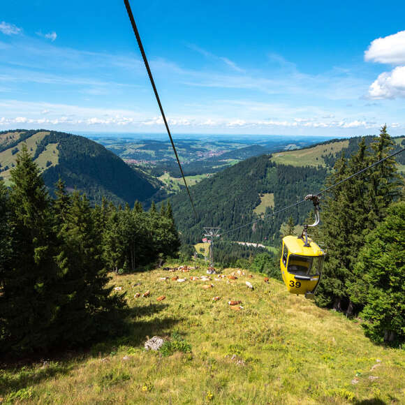 Panoramablick aus der Hochgratbahn auf diegrüne Landschaft von Oberstaufen.