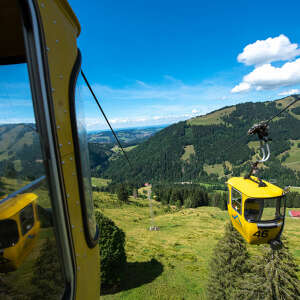 Ausblick aus der Hochgratbahn über die Berge von Steibis und auf Oberstaufen.