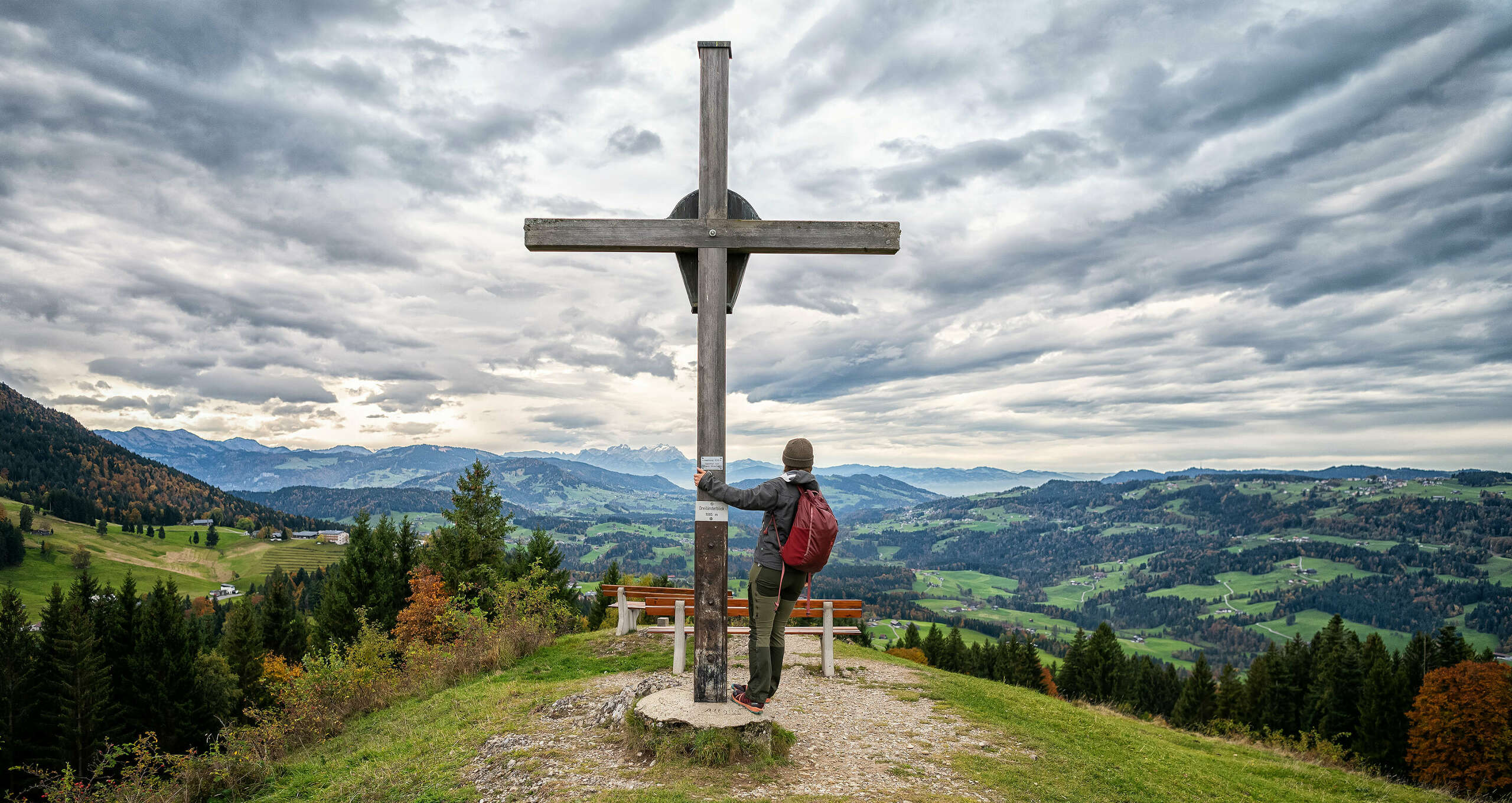 Wandern am Dreiländerblick in Oberstaufen mit Ausblick auf die Allgäuer Berge und Schweizer Alpen