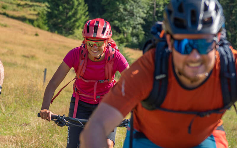 Oberstaufen und die Allgäuer Berge sind vielfältig und für das Radfahren besonders erlebnisreich. In Oberstaufen gelangt man mit dem Rad und E-Bike in die Natur und genießt Ausblicke und die Weite des Panoramas der Nagelfluhkette auf den Touren.