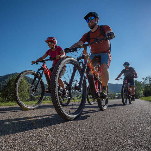 Radgruppe auf einem Radweg mit Weitblick auf Oberstaufen.