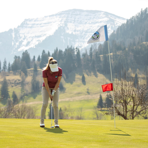 Golfen auf dem Golfplatz Steibis im Frühling mit schneebedecktem Hochgrat