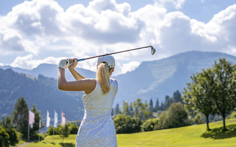 Abschlag auf dem Golfplatz Steibis mit Blick auf den Hochgrat