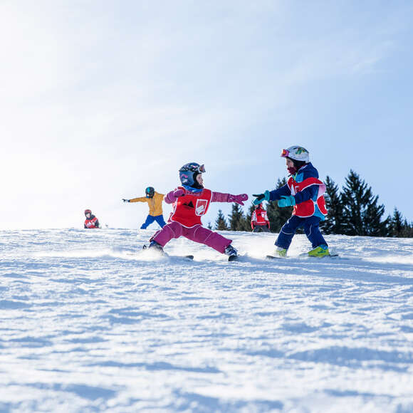 Kinder-Skikurs an den Skiliften Sinswang.