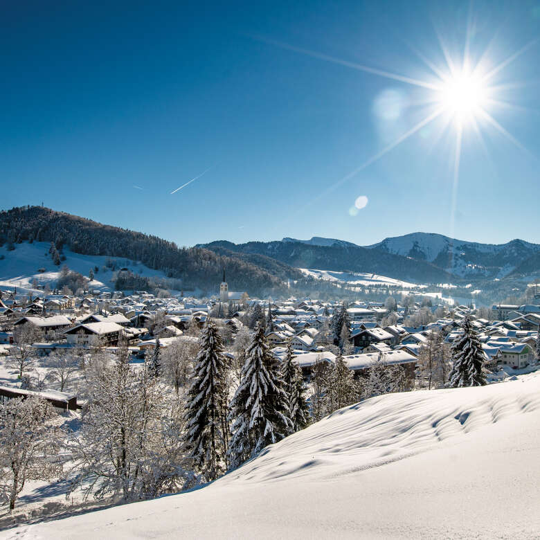 Ortszentrum von Oberstaufen im Winter