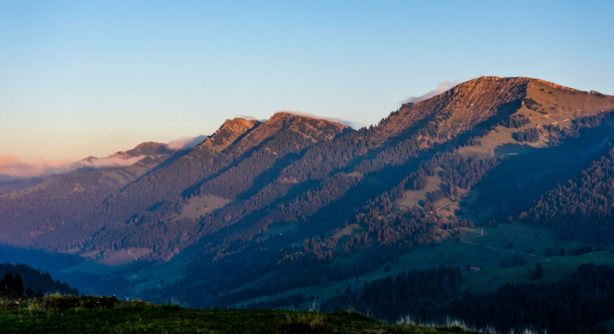 Nagelfluhkette und das Ehrenschwanger Tal in der abendlichen Sonne im Herbst