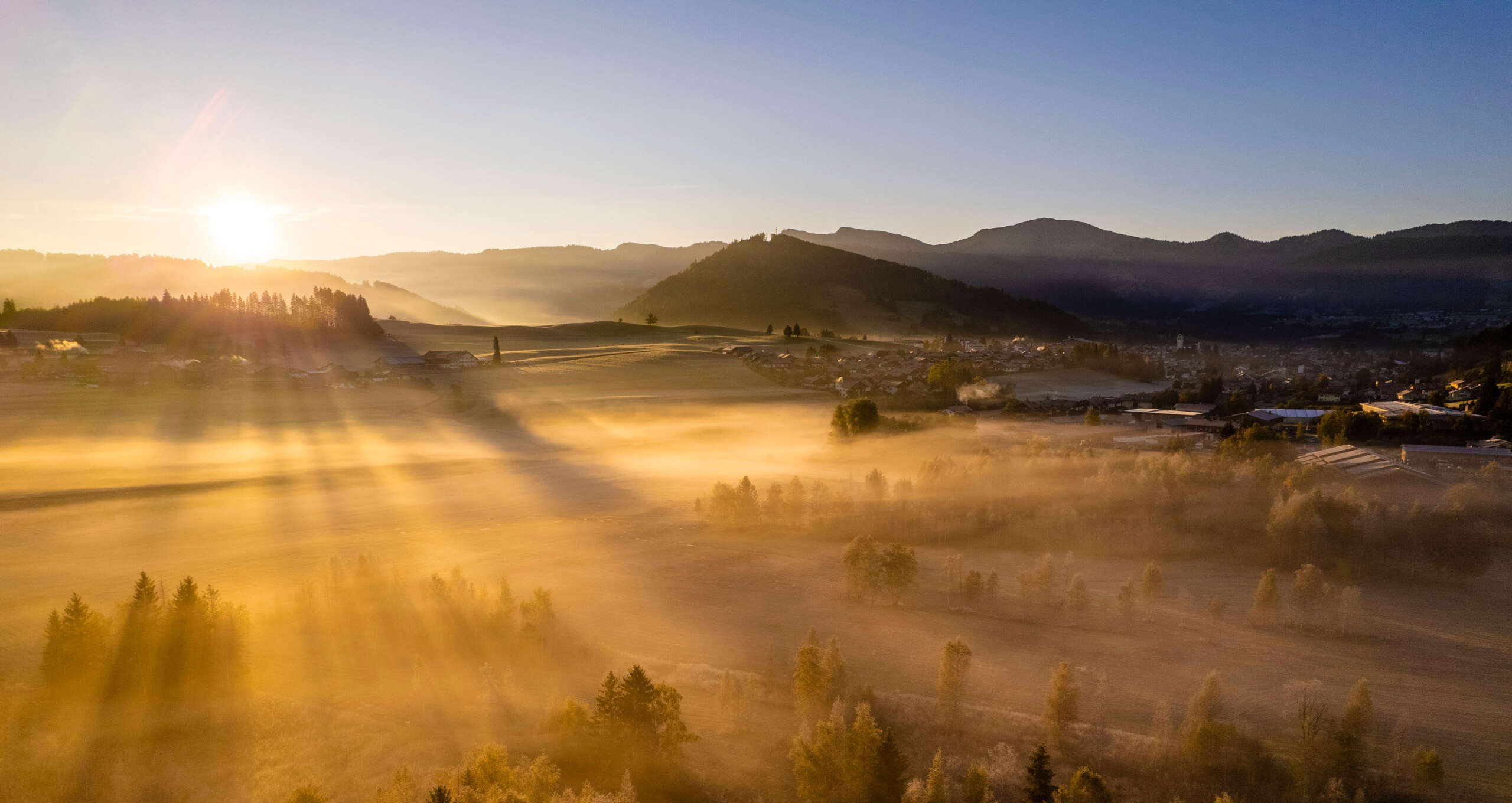 Sonnenaufgang im Herbst in Oberstaufen mit Panorama der Nagelflukette