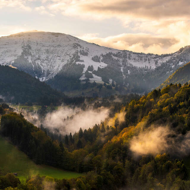 Erster Schnee am Hochgrat, während die umliegenden Berge noch herbstlich gefärbt sind.