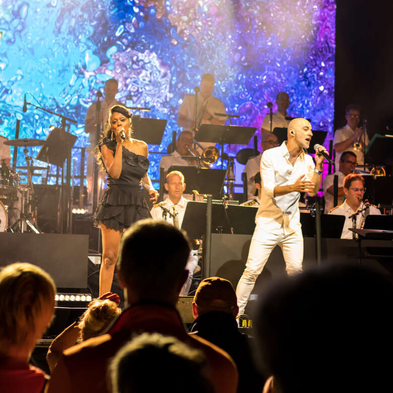 Die Sängerin der Big Band der Bundeswehr animiert in Oberstaufen zum mitsingen.