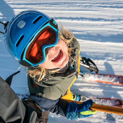 Kind beim Skifahren im Schlepplift am Hündle.