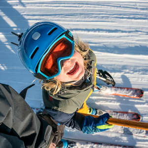 Kind beim Skifahren im Schlepplift.