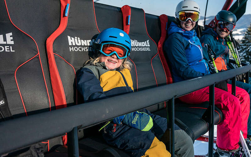 Familie im Skilift in Oberstaufen im Allgäu