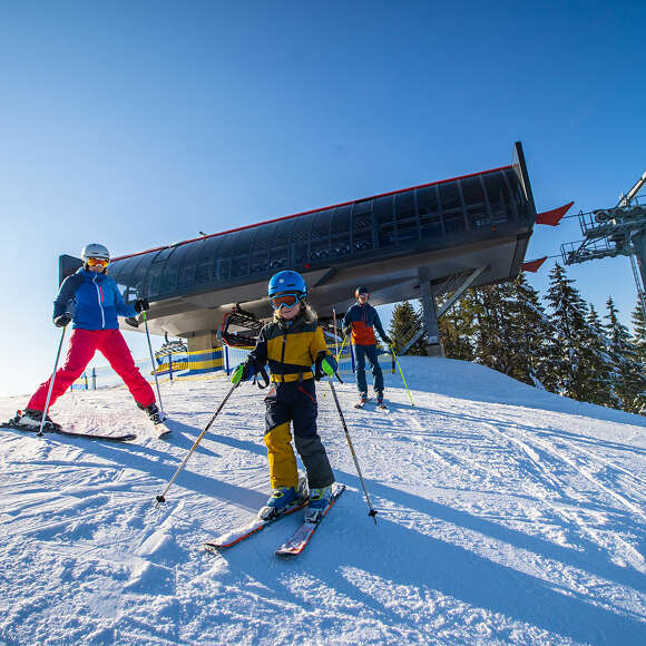 Familie steigt im Skigebiet Hündle-Thalkirchdorf aus dem Lift aus