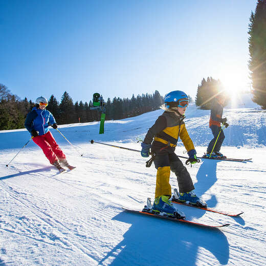 Familien-Skifahren auf beschneiten Pisten am Hündle.