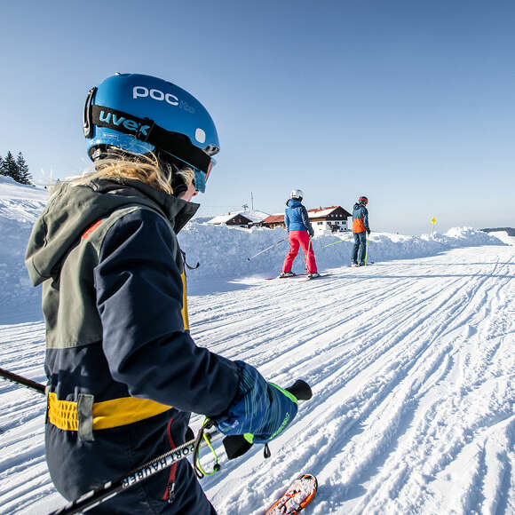 Familienskifahren im Skigebiet Hündle bei Oberstaufen.