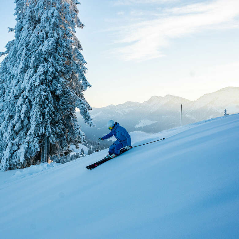 Skifahrer am Imberg mit Bergpanorama.