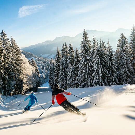 Skifahren am Imberg in verschneiter Landschaft und Wintersonne mit Bergpanorama.