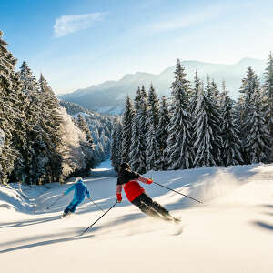 Skifahren in der Wintersonne am Imberg mit Bergpanorama.