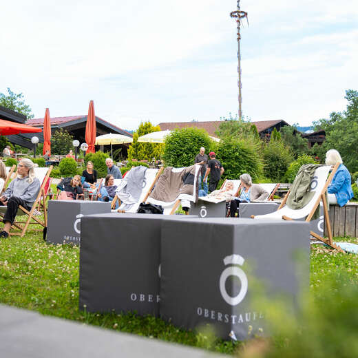 Gemütlicher Sommerabend im Oberstaufen PARK vor dem Pavillon