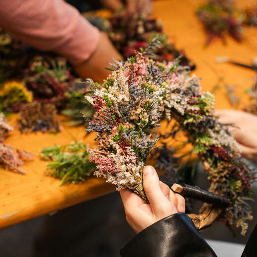 Blumenkränze flechten bei den Huimatwochen