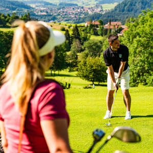 Paar beim Golfen auf dem Golfplatz Steibis.