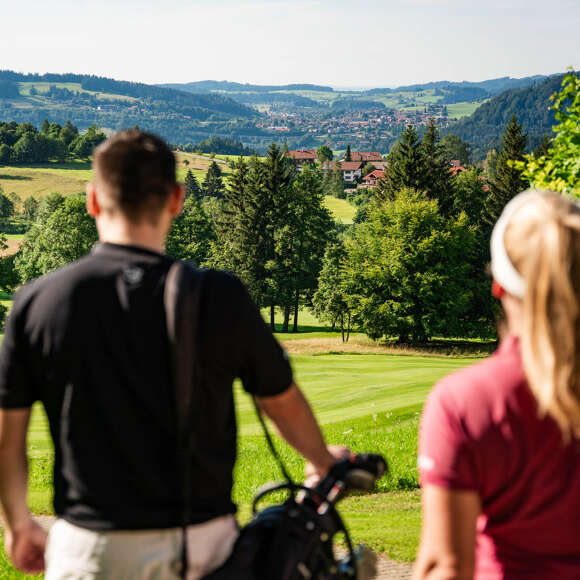 Golfer auf dem Golfplatz Steibis mit Ausblick auf Oberstaufen