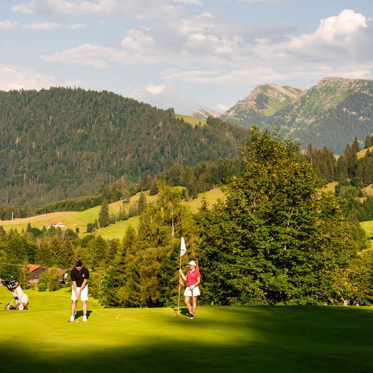 Golfen auf dem Golfplatz Steibis inmitten der Allgäuer Bergwelt.