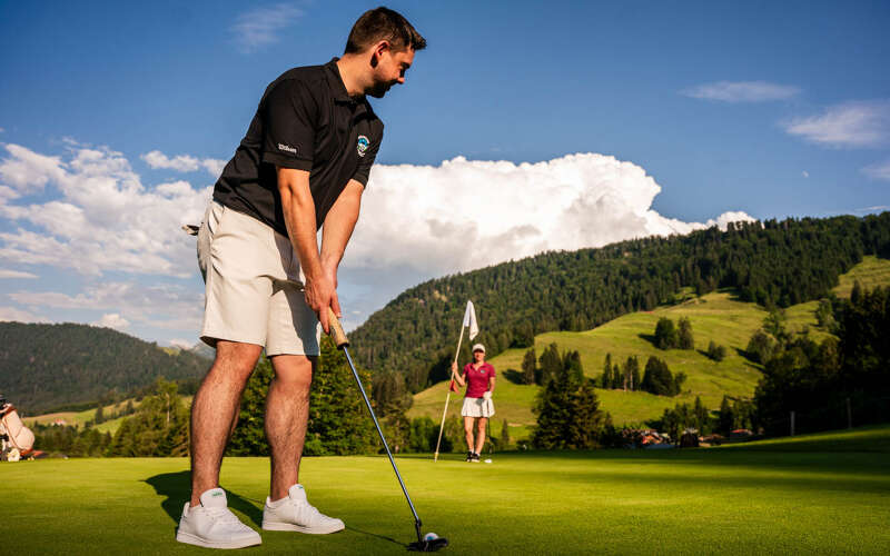 Abschlag auf den Golfplätzen in Oberstaufen mit Bergpanorama