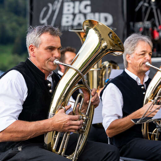 Blasmusik Oberstaufen eröffnet feierlich das Open Air Konzert der Big Band der Bundeswehr