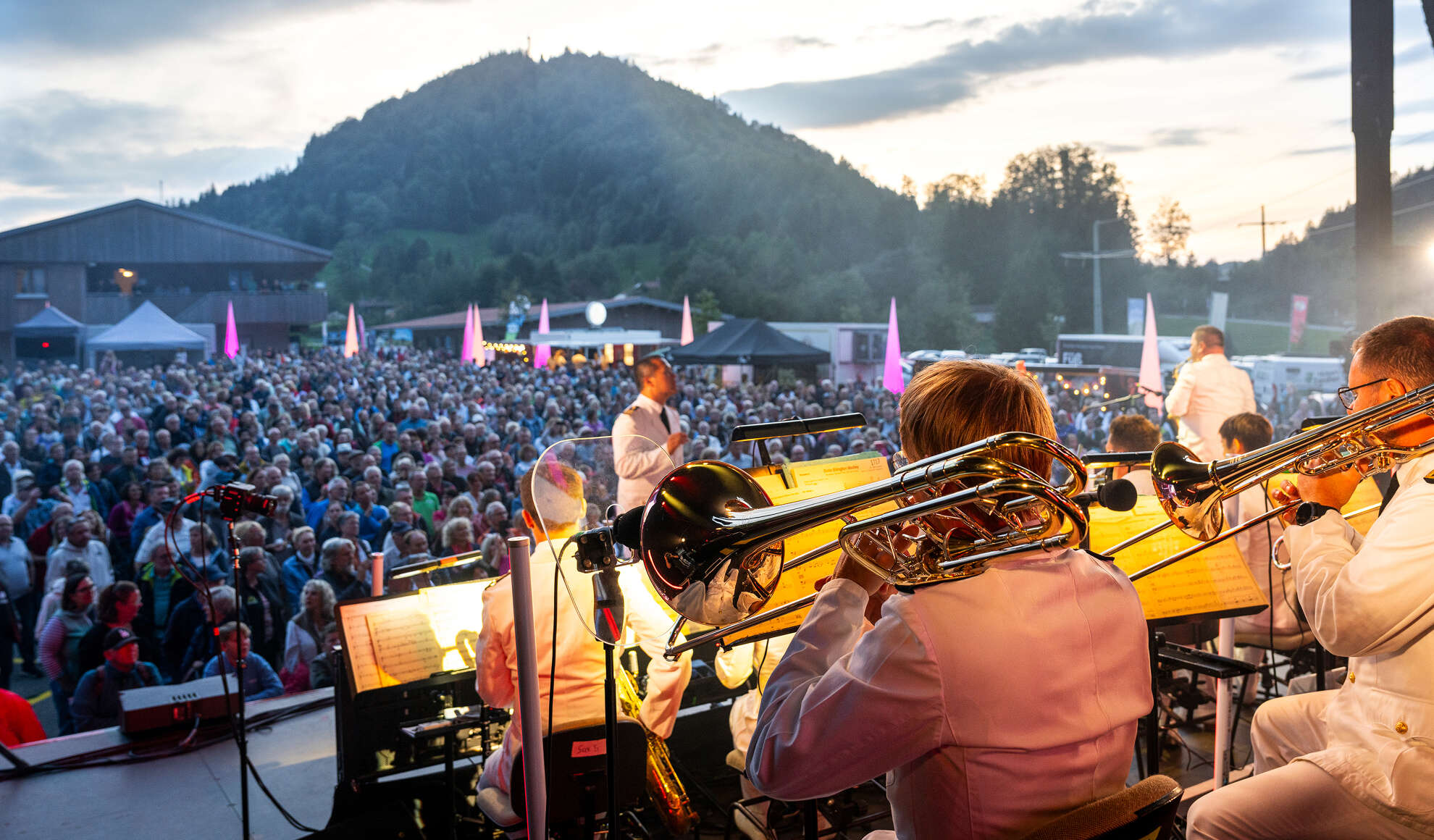 Big Band der Bundeswehr spielt im Sonnenuntergang am Hündle vor dem Staufen