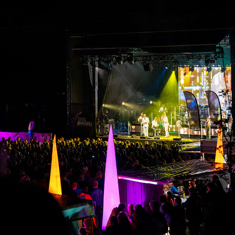 Konzert der Big Band der Bundeswehr mit Publikum bei Nacht in Oberstaufen.