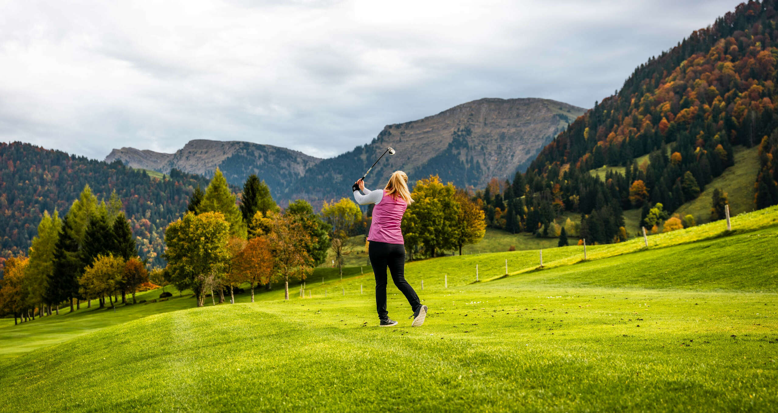 Golferin beim Abschlag auf dem Golfplatz Steibis bei Oberstaufen im Allgäu.