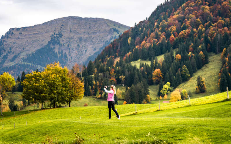 Abschlag auf den Golfplätzen in Oberstaufen mit Bergpanorama