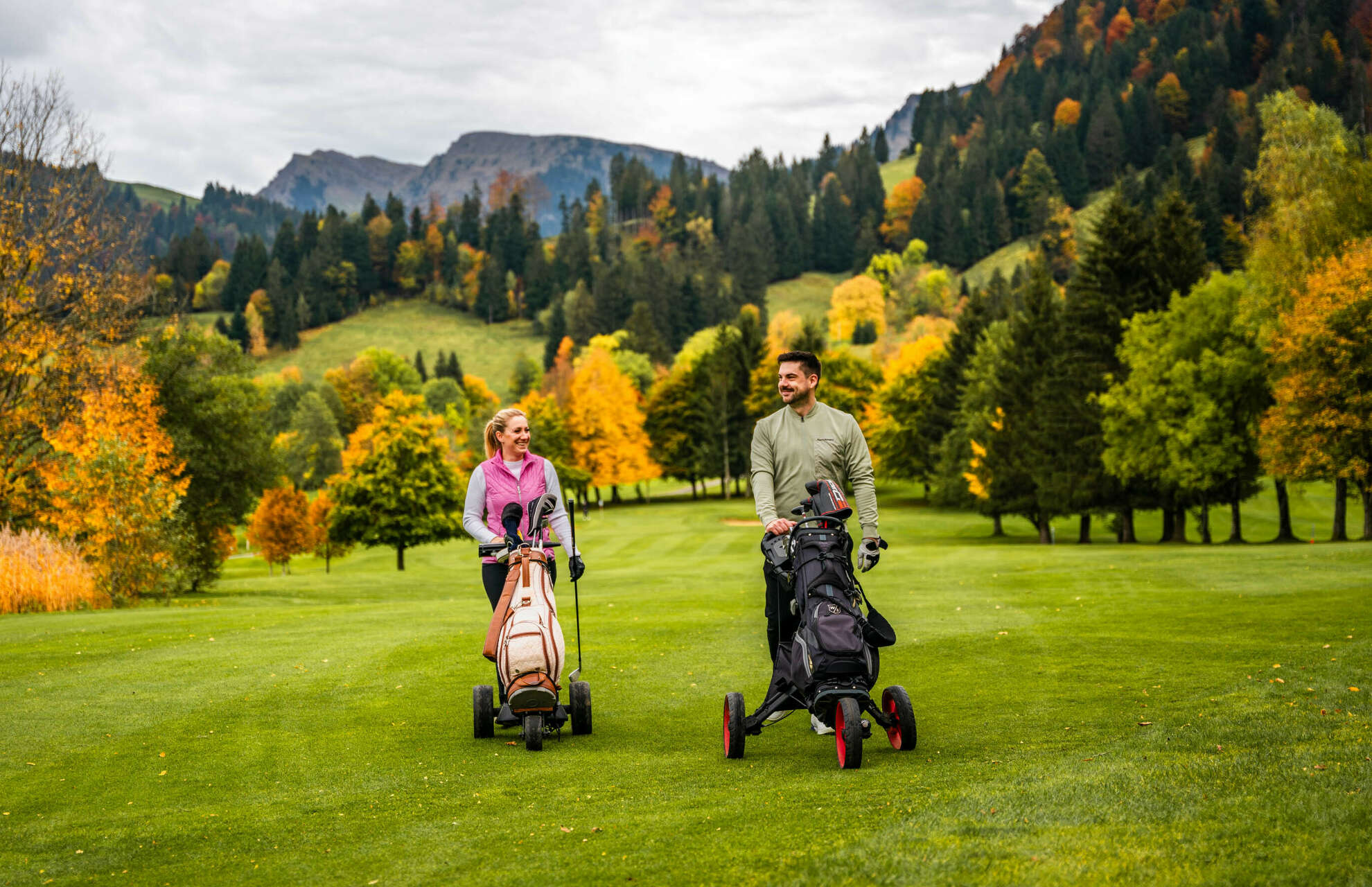 Golferin und Golfer auf dem Golfplatz Steibis im Herbst