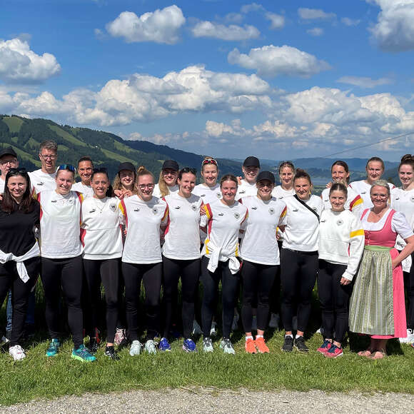 Gruppenfoto der deutschen Frauen-Handball-Nationalmannschaft am Hündle in Oberstaufen