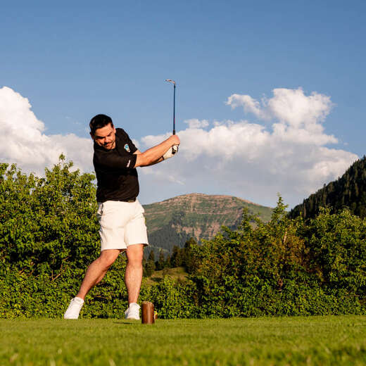 Golfer beim Abschlag in Steibis mit Ausblick auf den Hochgrat