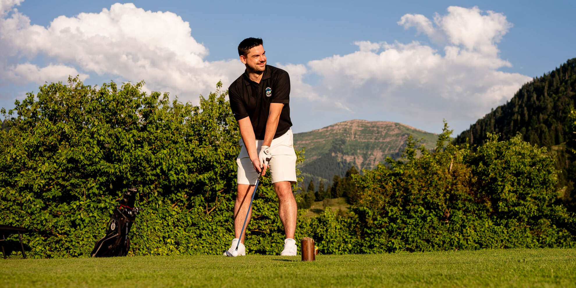 Golfer beim Abschlag in Steibis mit Ausblick auf den Hochgrat