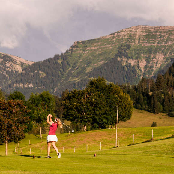 Abschlag auf dem Golfplatz in Steibis vor der Bergkulisse der Nagelfluhkette