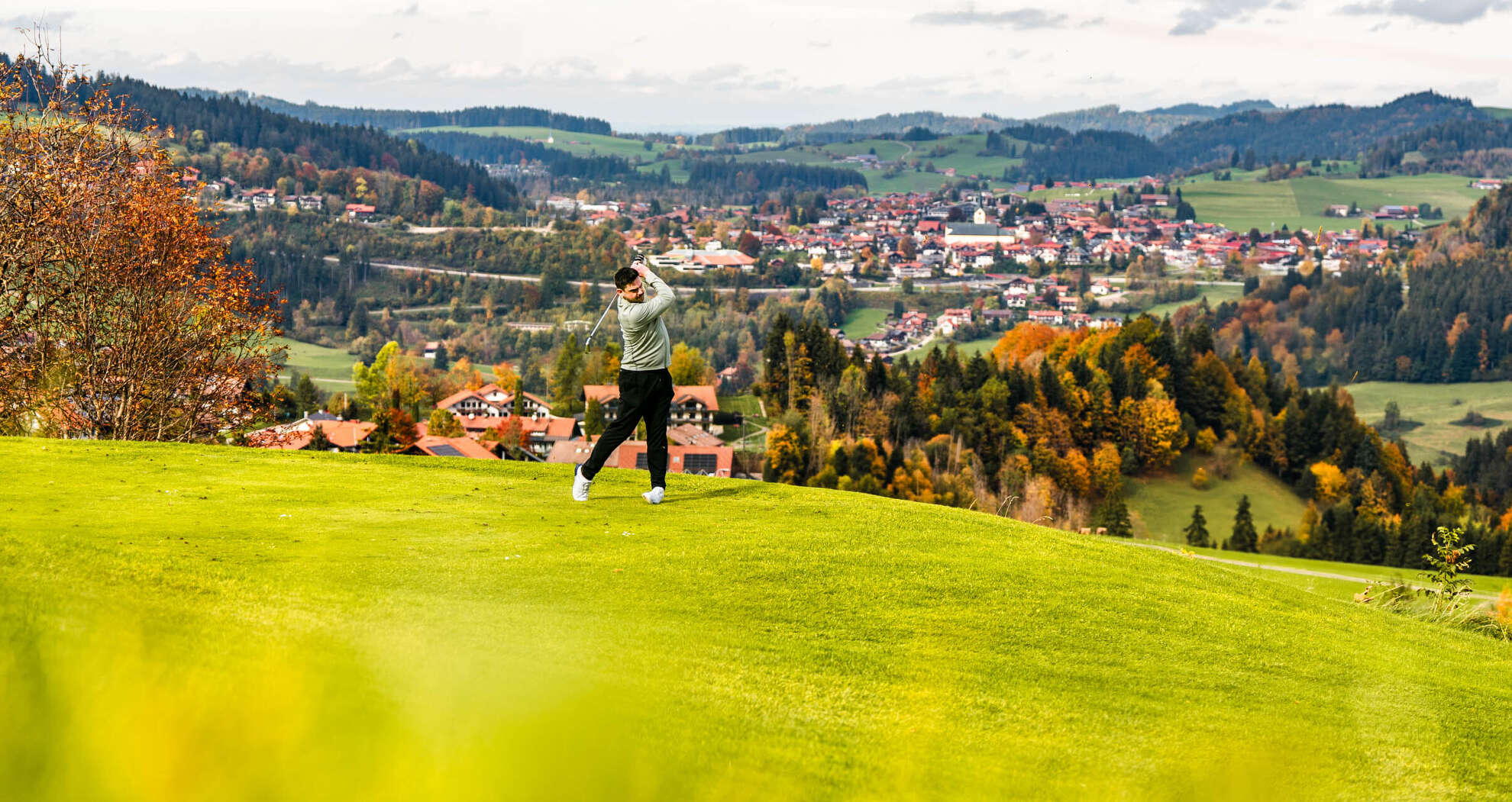 Abschlag mit Panoramablick auf Oberstaufen im Herbst.