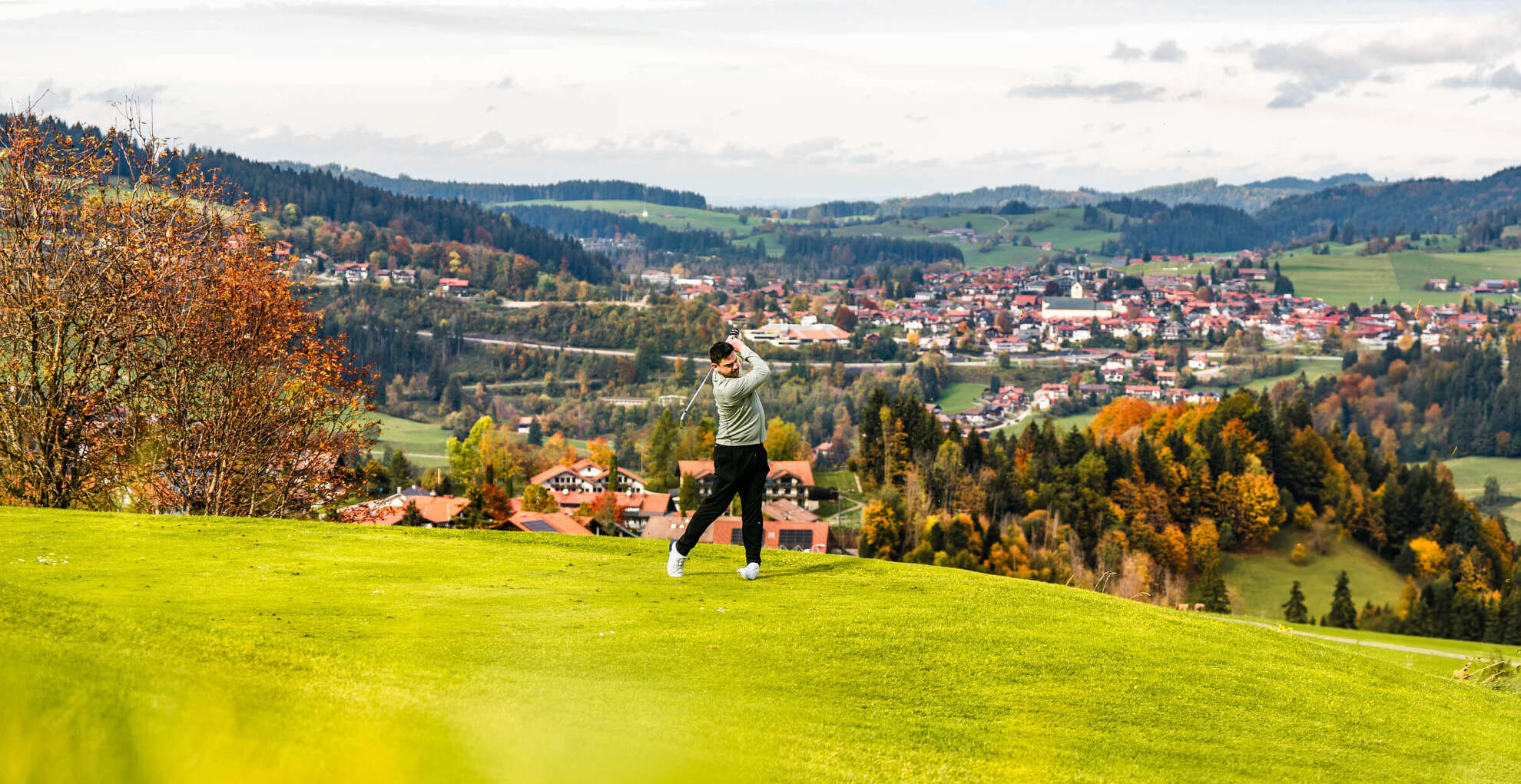 Abschlag mit Panoramablick auf Oberstaufen im Herbst.