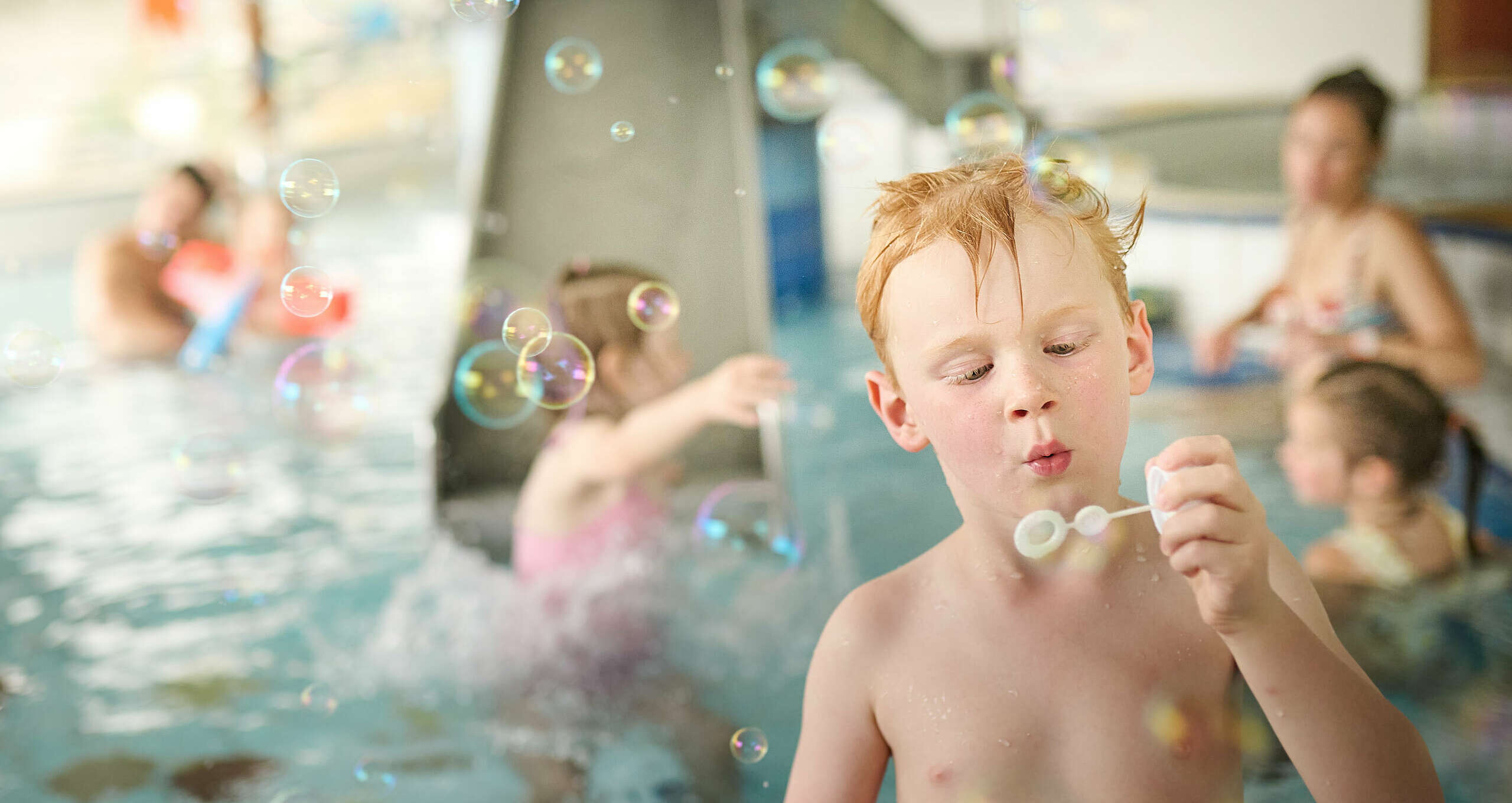 Kinder baden im Aquaria Kinderbecken