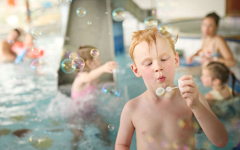 Kinder baden im Aquaria Kinderbecken